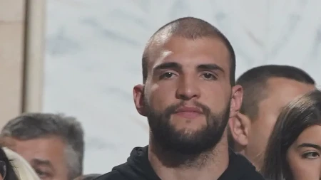 Veljko Ražnatović se oglasio iz Hrama Svetog Save: Satima čeka da se pokloni Pojasu Presvete Bogorodice 