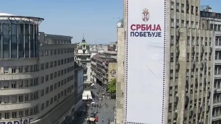 Počelo uklanjanje banera sa Palate Albanija, stigla ekipa alpinista