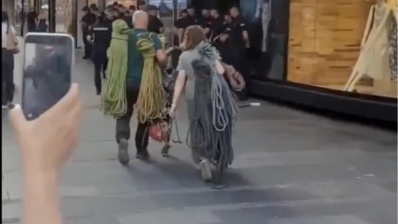 Prave sahranu za žive ptiće?! Blokaderi maltretirali alpiniste koji su došli da skinu transparent (VIDEO)