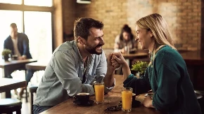 Da li je kafa dobra ideja za prvi dejt? Ljudi se žestoko svađaju na internetu zbog toga