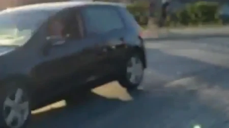 Užas u Obrenovcu! Bahati blokader hteo da pregazi aktiviste SNS-a, među njima i majka sa bebom u naručju! (VIDEO)