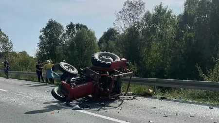 Poginuo vozač traktora: Vozilo se prevrnulo u mestu Baraći, nesrećnom čoveku nije bilo spasa