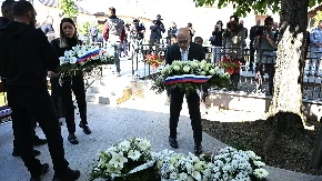 Mesarović i Vučević položili vence u Duboni povodom treće godišnjice masovnog ubistva
