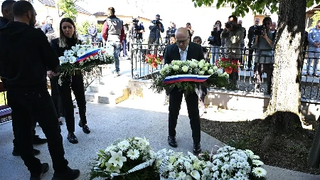 Mesarović i Vučević položili vence u Duboni povodom treće godišnjice masovnog ubistva