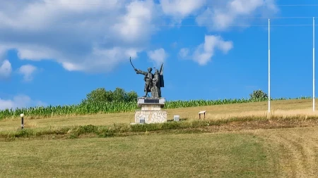 Pod ovim hrastom počela je istorija -  selo Takovo postaje turistički hit