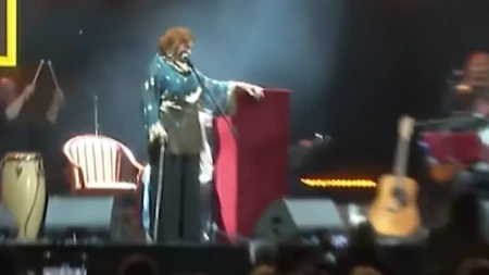 Pevačica (87) održala poslednji koncert: Na bini sedi i drži štap (VIDEO) 