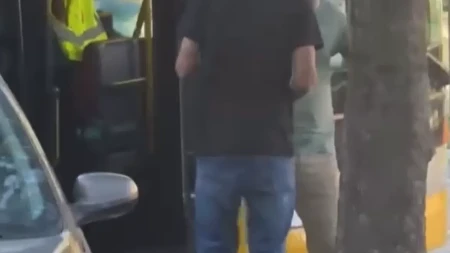Pozivaju na odgovornost, a beže! Autobus blokadera Jaćimovića udario vozilo, pa pokušao da napusti lice mesta!