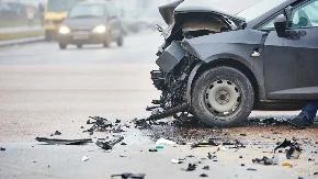 Stravična nesreća kod Batajnice: Smrskana vozila - učesnici teško povređeni!