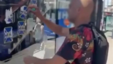 Nasilje blokadera ne prestaje! Muškarac pokazao biber sprej i zapretio neistomišljeniku! (VIDEO)