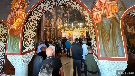 "Đurđevdan je za nas najvažniji dan u godini": Prelepa slika iz crkve na Ljubić brdu, roditelji sa decom došli da preseku slavski kolač (FOTO)