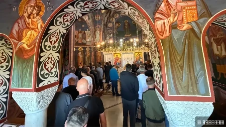 Za nas je Đurđevdan najvažniji dan u godini: Prelepa slika ispred crkve na Ljubić brdu, roditelji sa decom došli da preseku slavski kolač