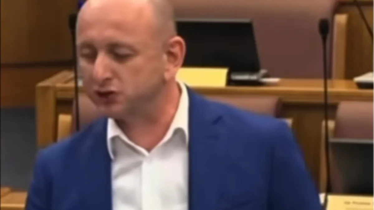 "Sa Lovćena vila kliče - dobrodošao Martin Riče" Hit recitacija Milana Kneževića usred crnogorskog parlamenta