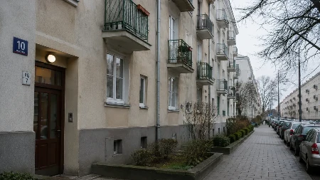 Horor u Varšavi: Policija pokucala, a deda skočio sa terase!
