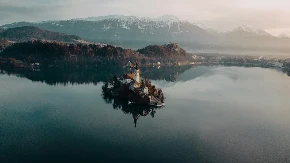 Pelepa destinacija u regionu poznata je po jezeru, divnoj prirodi, krempitama... Neodoljiva je - turisti je obožavaju