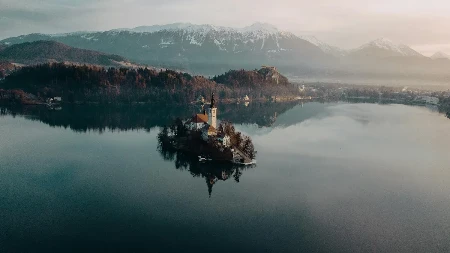 Pelepa destinacija u regionu poznata je po jezeru, divnoj prirodi, krempitama... Neodoljiva je - turisti je obožavaju