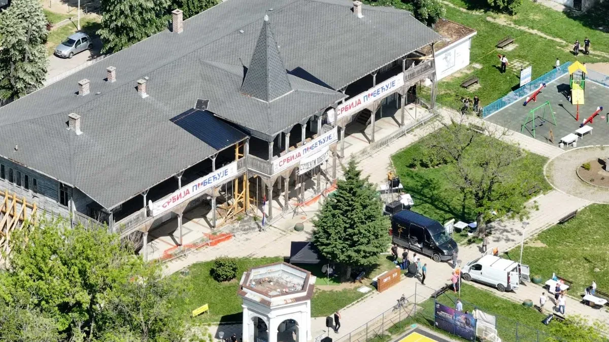 Neverovatna scena na Đurđevdan: Desetina blokadera traži skidanje poruke „Srbija pobeđuje“!