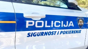 Neverovatan incident u komšiluku: Policajac otišao do bankomata, pogledajte gde je završio službeni automobil (VIDEO)