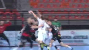Ostao sav krvav: Srbin "otkinuo" glavu legendi (VIDEO)