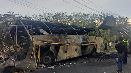 Najmanje 16 mrtvih u sudaru cisterne i autobusa: Snimci stravične nesreće u Indoneziji lede krv u žilama
