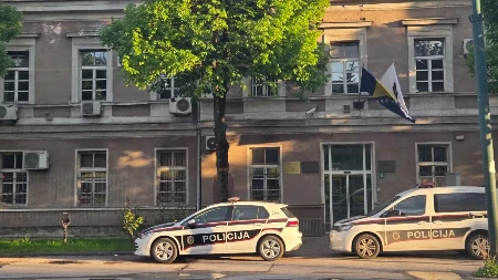 Pijan se zakucao u stanicu policije: Oštetio sve pred sobom!