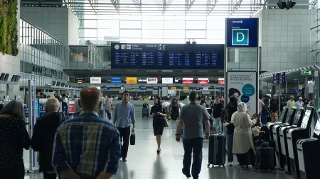 Putnik u aerodromskom toaletu pronašao skrivenu pošiljku i paralisao se od straha Njegova priča ledi krv