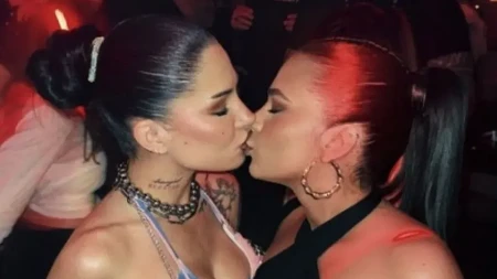 Srpske pevačice se ljube na javnom mestu! Isplivale fotografije strasnog poljupca (FOTO)