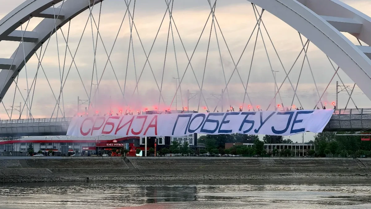 Prelep prizor u Novom Sadu: Baklje i transparent "Srbija pobeđuje" na Žeželjevom mostu (FOTO/VIDEO)