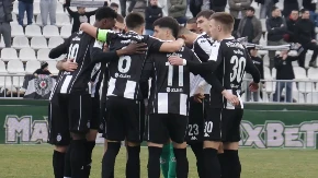 Omaž čuvenom finalu protiv Reala: Fudbaleri Partizana protiv OFK Beograda u posebnim majicama