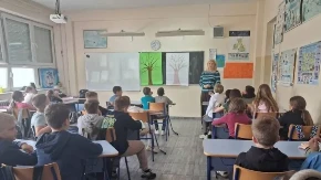 Posebno drvo "raste" u Osnovnoj školi u Preljini: Ovo neobično stablo širi ljubav i drugarstvo među učenicima - evo na koji način
