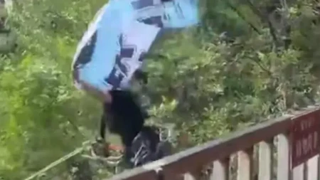 Horor na “litici-ljuljaški”: Tinejdžerka upozoravala radnike nekoliko sekundi pre smrti (VIDEO)
