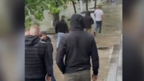 Drama u centru Lazarevca: Blokader satarom nasrnuo na građane kod štanda SNS, policija hitno reagovala (VIDEO)