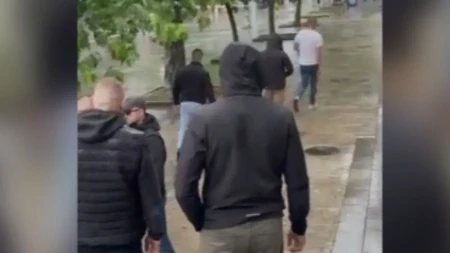 Drama u centru Lazarevca: Blokader satarom nasrnuo na građane kod štanda SNS, policija hitno reagovala (VIDEO)