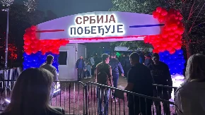 Žurka „Srbija pobeđuje“ u Pionirskom parku: “Srbija pobeđuje, dosta nam je podela i nasilja”(FOTO/VIDEO)