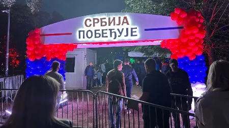 Žurka „Srbija pobeđuje“ u Pionirskom parku: “Srbija pobeđuje, dosta nam je podela i nasilja”(FOTO/VIDEO)