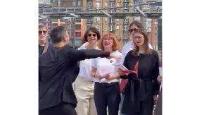 Da li su blokaderi normalni?! Posle operske pevačice usledio sada novi bizaran performans (VIDEO)