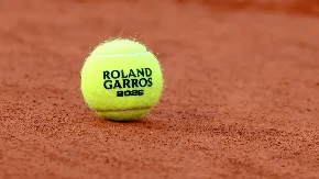 Glavni je tenis, a da vidite kakva je samo moda: Žene ovom obućom "oduvale" na Rolan Garosu, celi svet gleda šta to bre obule
