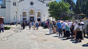 Više od 478.000 poklonika - Časni pojas Bogorodice privukao masovan dolazak vernika