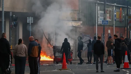Zapaljen autobus, gore kontejneri, na ulici veliki broj ljudi: Haos u Belfastu posle krvavog napada (VIDEO)