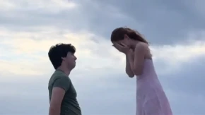 Romantična prosidba podstakla opštu sprdnju: Par objavio video, ali im je promakao jedan detalj - mreže su eksplodirale od komentara