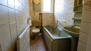 Noćna mora ispod poda kupatila: Čovek se zaledio kada je ugledao ovo, ljudi mu poručuju: "Zapali kuću što pre"