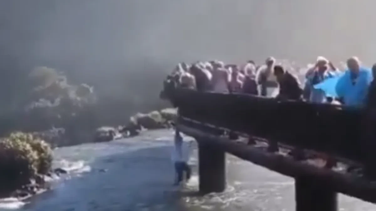 Turista rizikovao život da bi dohvatio mobilni sa ivice vodopada: Ljudi u neverici gledali šta radi - sekunde su ga delile od sigurne smrti