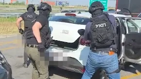 Dramatičan snimak sa auto-puta: Policajci preprečili put automobilu pa vozača bacili na asfalt, poznato zbog čega (VIDEO)