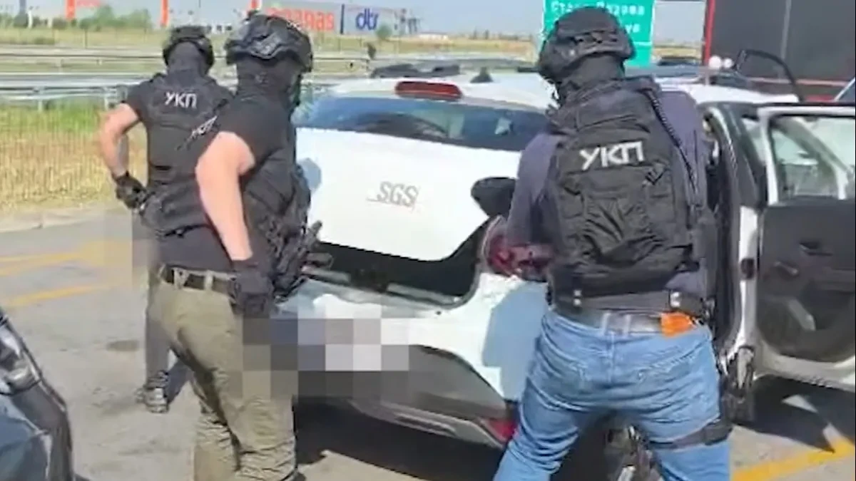 Dramatičan snimak sa auto-puta: Policajci preprečili put automobilu pa vozača bacili na asfalt, poznato zbog čega (VIDEO)