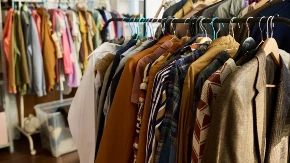 Sve više Evropljana kupuje polovnu odeću - tržište raste milijardama evra, a razlog nije samo ušteda