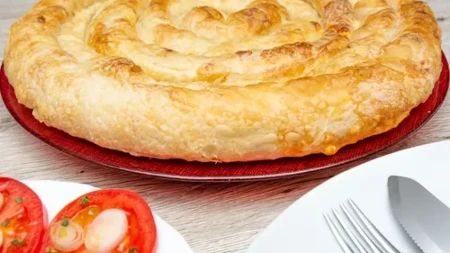 Posna pita sa pečurkama i prazilukom se lako pravi, a neverovatno je zasitna i ukusna