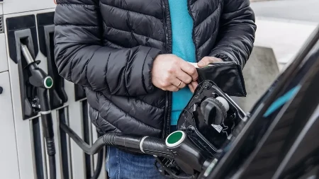 Ovo vam se neće svideti: Evo da li stvarno dobijate manje goriva kada sipate po vrućini