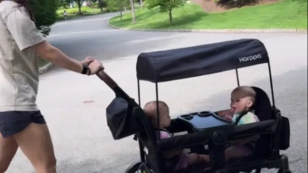 Mama pronašla genijalan način da blizancima ne bude dosadno u šetnji: Njihov razgovor u kolicima osvojio je TikTok