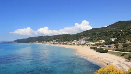 Jedno grčko letovalište osvojilo turiste iz Srbije - ležaljke se ne naplaćuju, smeštaj povoljan, kilometarska plaža