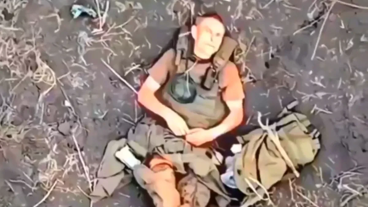 Ukrajinski dron baca bombu na ranjenog ruskog vojnika: Ono što je usledilo deluje nestvarno! (VIDEO)