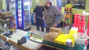 Pogledajte: Goloruki vatrogasac sprečio naoružanog lopova da opljačka radnju (VIDEO)
